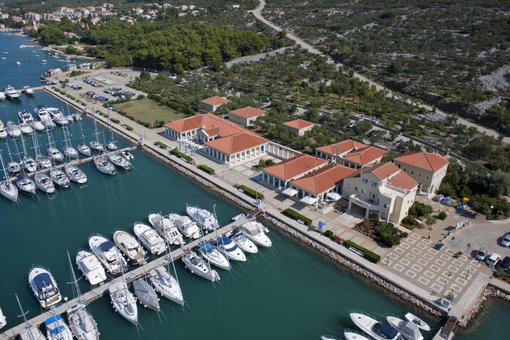 eine Luftansicht auf einen Yachthafen mit angedockten Booten in der Unterkunft Apartment ACI Marina CRES in Cres