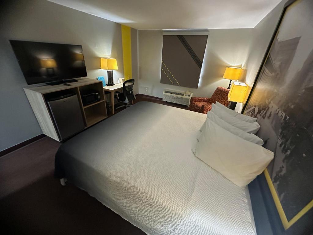 Super 8 by Wyndham Fort Scott - Habitación Con Cama Extragrande - No Fumadores