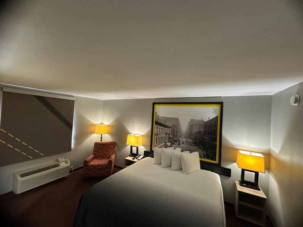 Super 8 by Wyndham Fort Scott - Housity