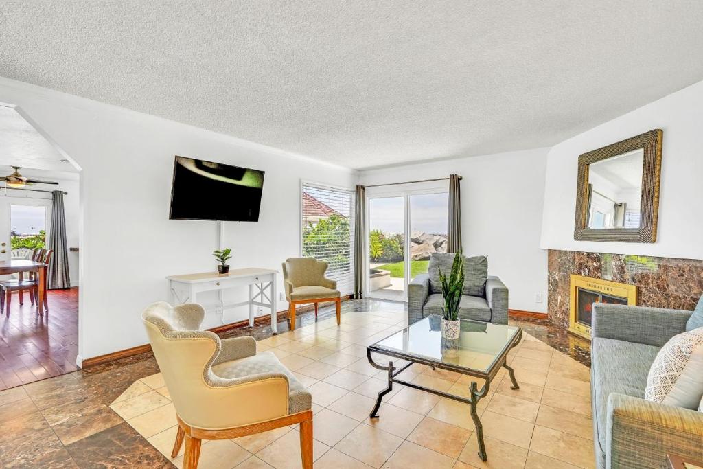 Oceanside Marina Suites - A Waterfront Hotel - 