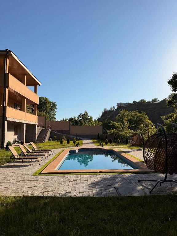 a swimming pool in a yard next to a building at VILLAge GOGHT in Goghtʼ