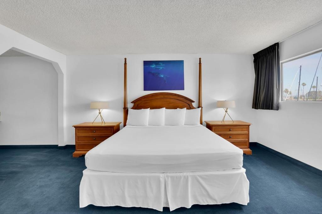Oceanside Marina Suites - A Waterfront Hotel - 