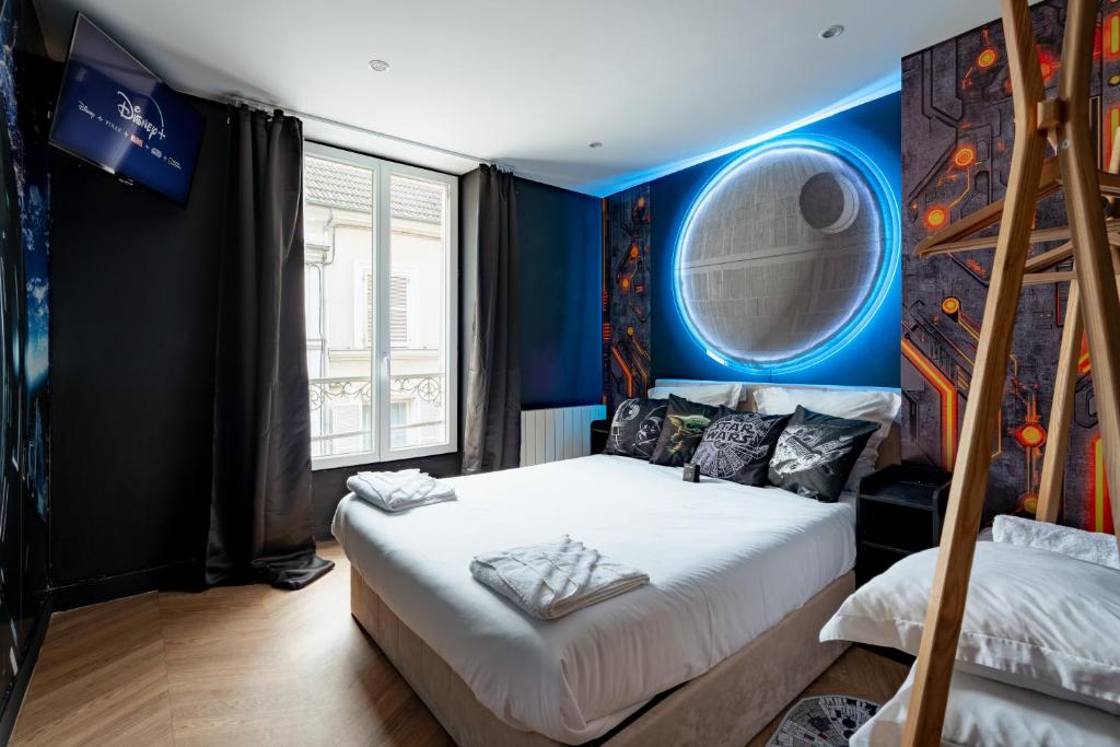 a bedroom with blue walls and a large bed at Disney, Marvel et Star Wars - Proche de Disneyland in Lagny