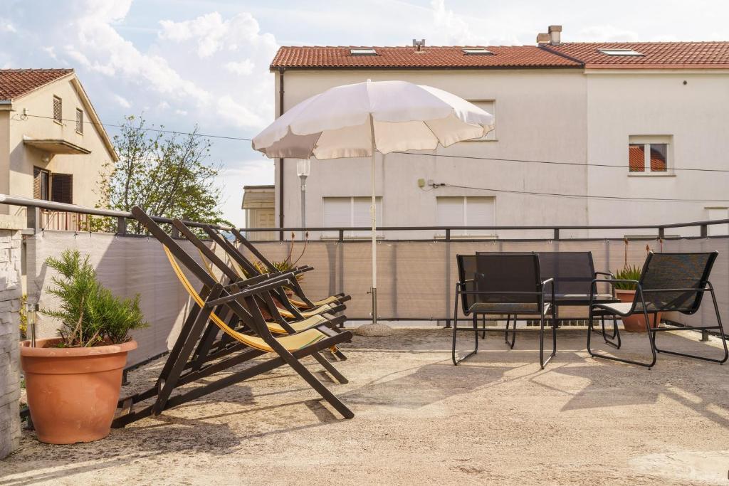 Apartments with parking space Crikvenica - 25306