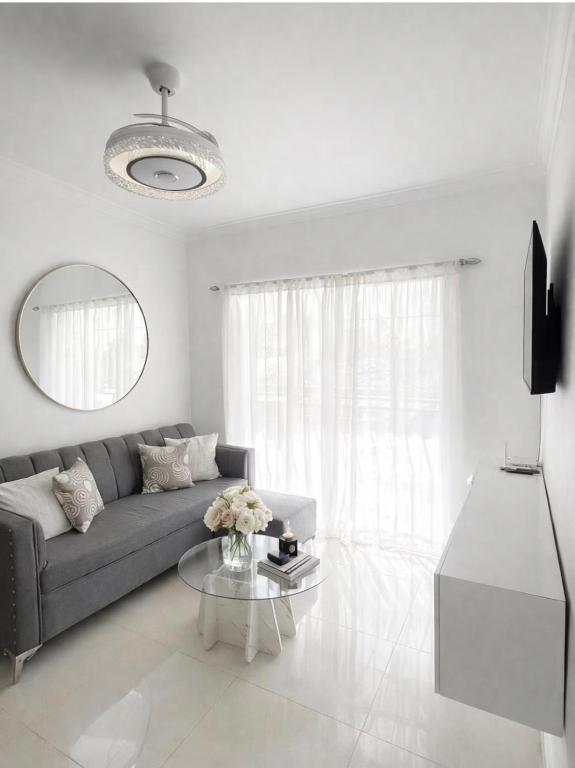 a living room with a couch and a table at EL ricon del paseo in Mendoza