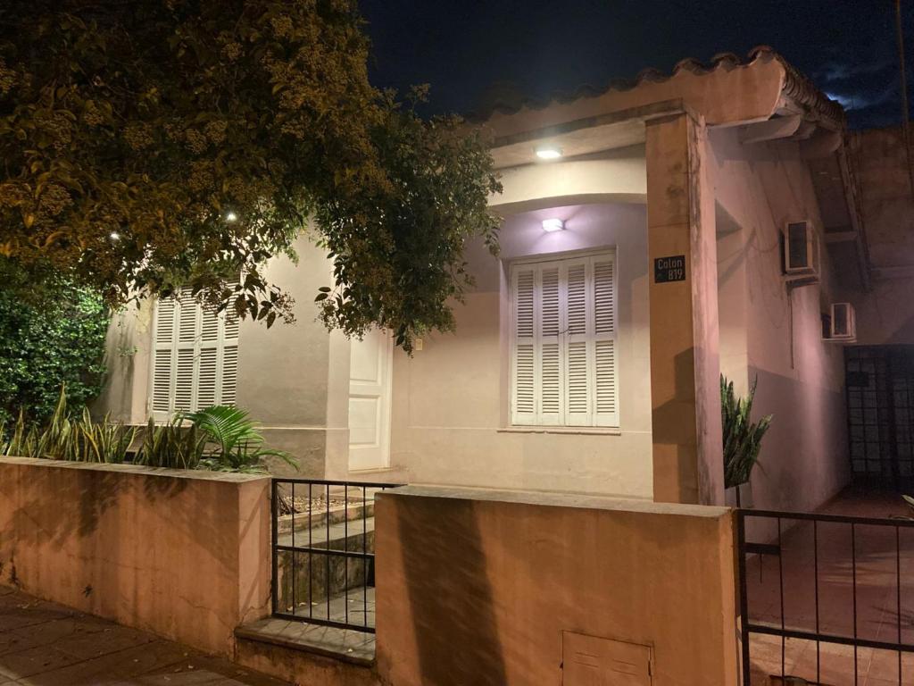 a house at night with a gate and a window at Como en casa in Concordia