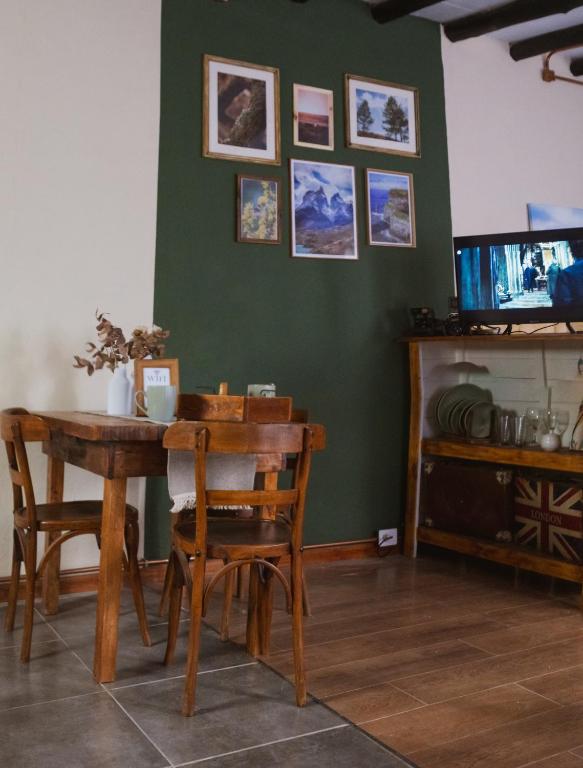 a dining room with a table and chairs and a television at Aware in Capilla del Monte