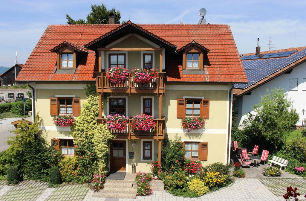 ein Haus mit Blumenkästen auf der Vorderseite in der Unterkunft Gäste-Haus Rösch in Wiesent