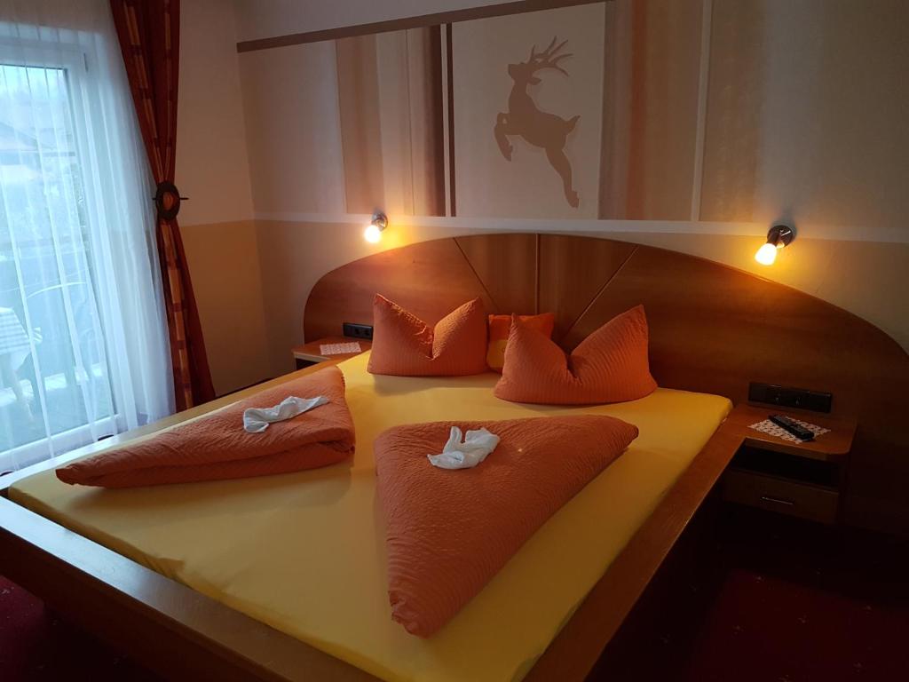 Postel nebo postele na pokoji v ubytování Gästehaus Fernblick