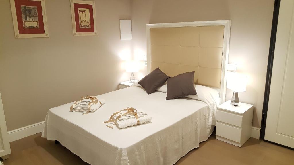 Una cama o camas en una habitación de Scala Suite