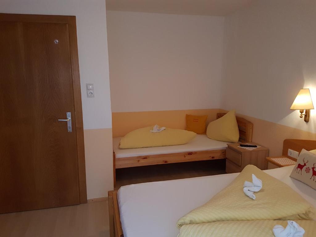 Postel nebo postele na pokoji v ubytování Gästehaus Fernblick