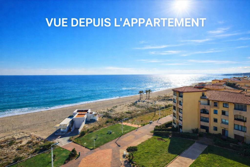 a view of the beach from a building at Appartement de vacances - Splendide vue sur mer, Parking privé in Le Barcarès