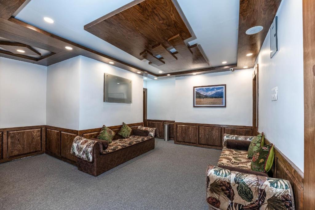 a waiting room with couches and a wall at Hotel grandlords in Pahalgām