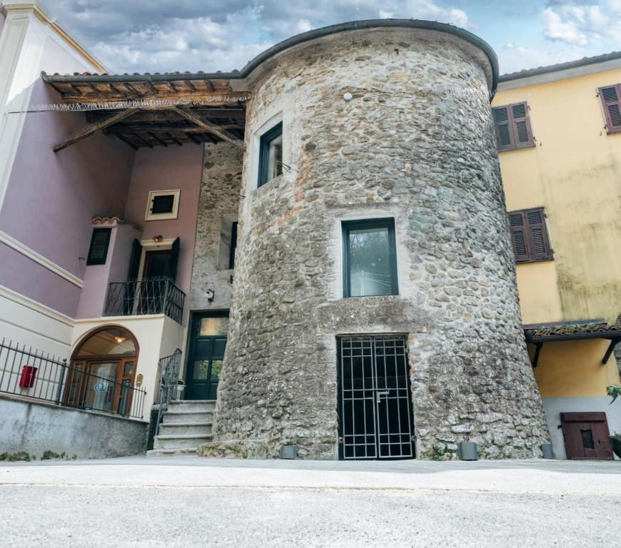 a building with a large stone wall at La Torre Medievale - Storia e Comfort in Licciana Nardi