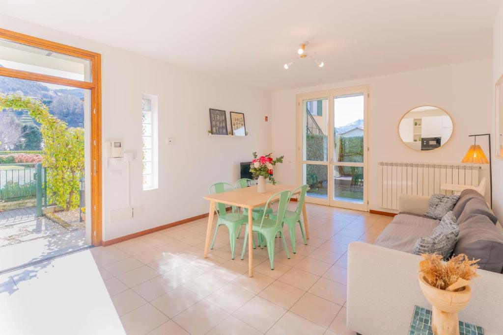 a living room with a table and a couch at giardino e piscina apartment in Bellagio