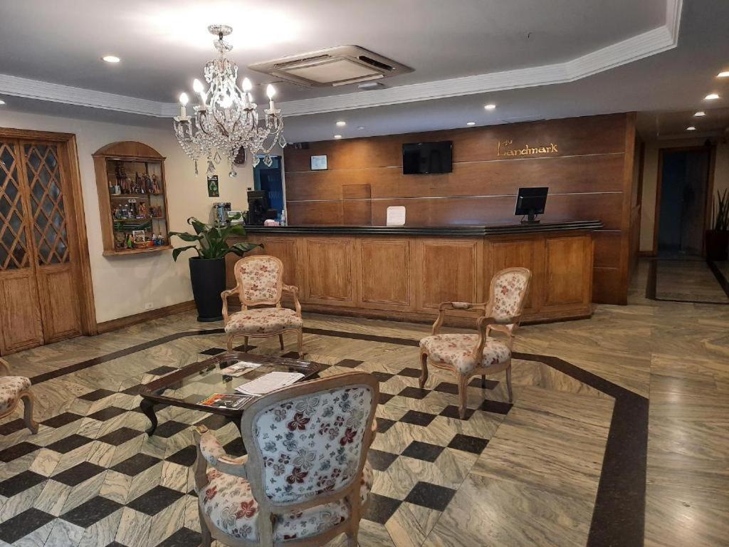 a lobby with a waiting area with chairs and a table at Cobertura duplex Landmark jardins in São Paulo