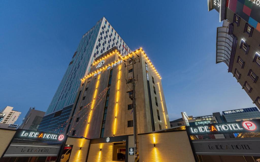 a tall building with lights on the side of it at 호텔이데아 울산삼산점 in Ulsan