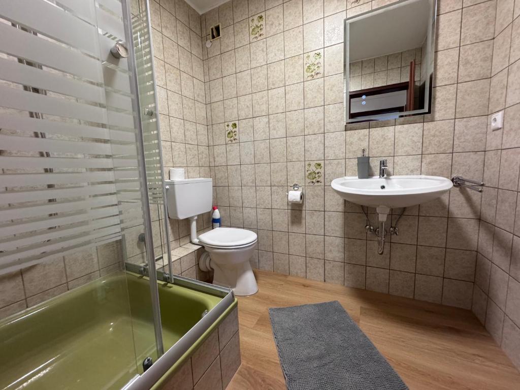 Zur goldenen Krone Pension Stadtallendorf - Apartamento De Tres Dormitorios - Planta Alta