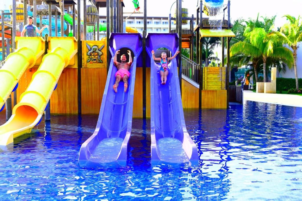 Bazén v ubytování Royalton Blue Waters Montego Bay, An Autograph Collection All-Inclusive Resort nebo v jeho okolí