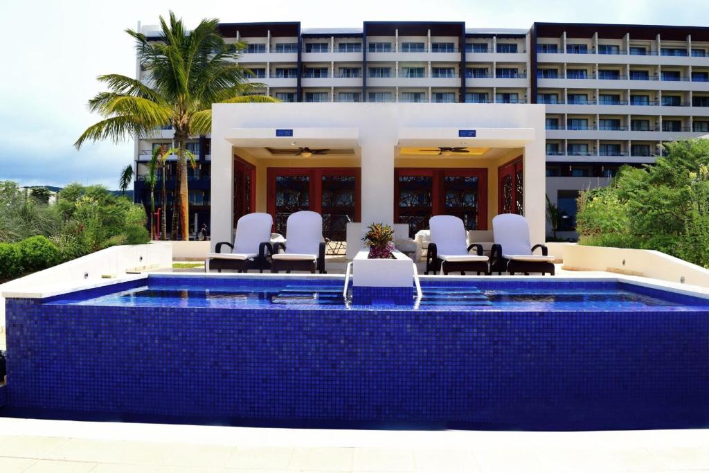 Bazén v ubytování Royalton Blue Waters Montego Bay, An Autograph Collection All-Inclusive Resort nebo v jeho okolí
