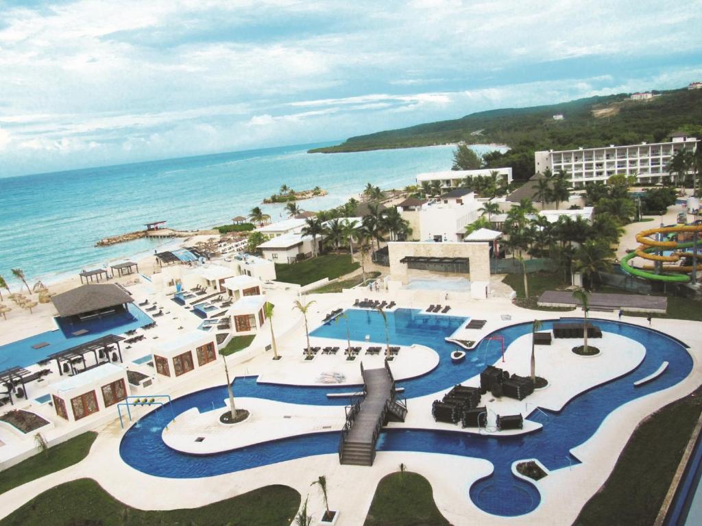 Bazén v ubytování Royalton Blue Waters Montego Bay, An Autograph Collection All-Inclusive Resort nebo v jeho okolí