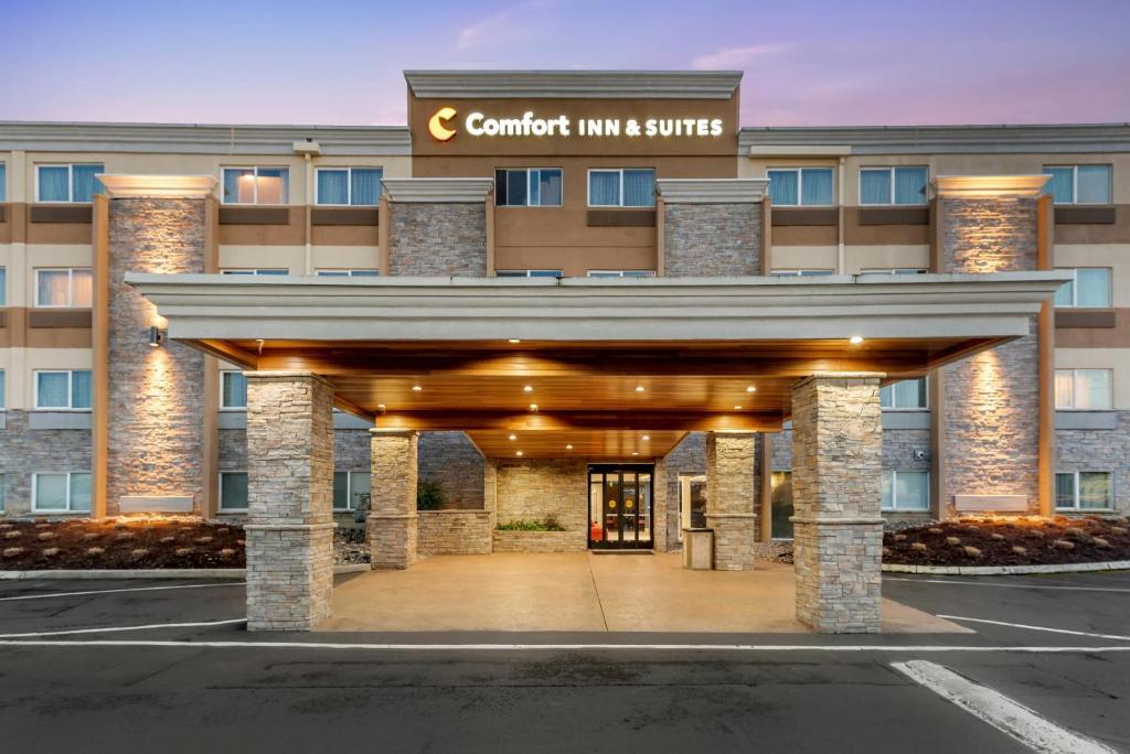 a rendering of the entrance to a hotel at Comfort Inn & Suites Tigard near Washington Square in Tigard