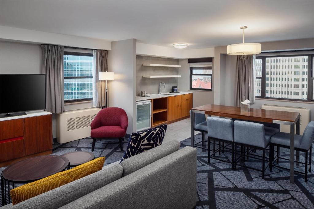 DoubleTree by Hilton Hotel & Suites Pittsburgh Downtown - 
