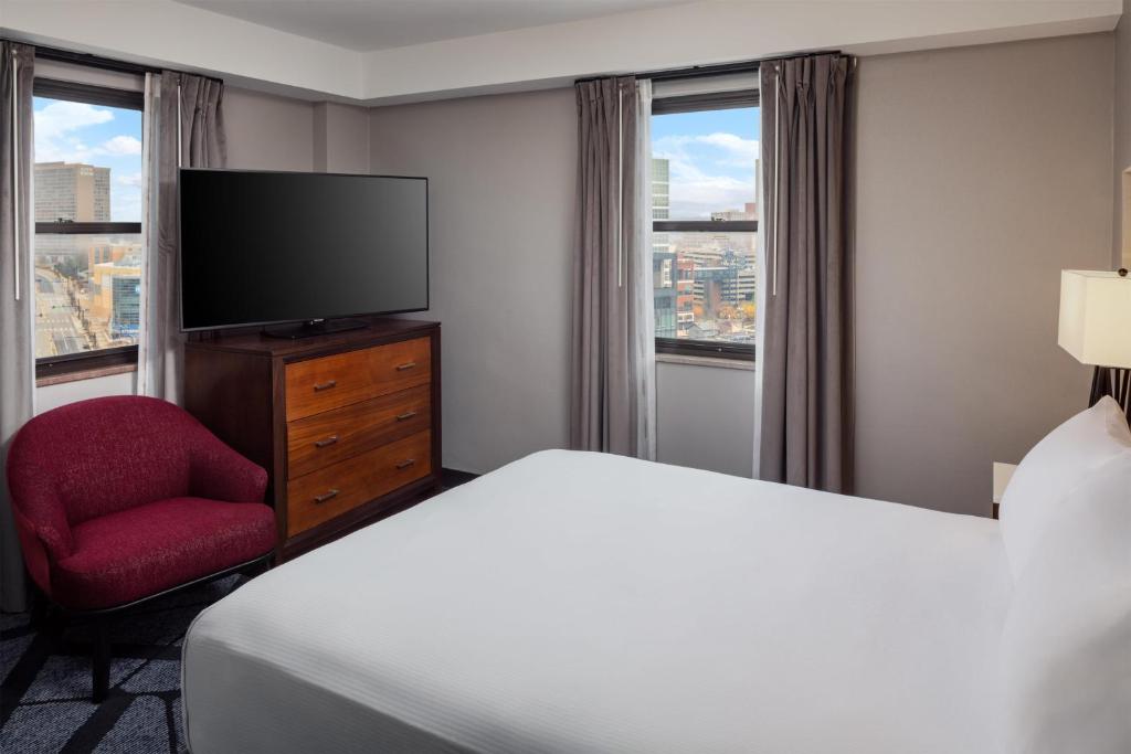 DoubleTree by Hilton Hotel & Suites Pittsburgh Downtown - 