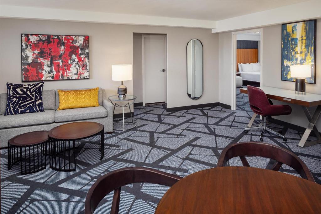 DoubleTree by Hilton Hotel & Suites Pittsburgh Downtown - 