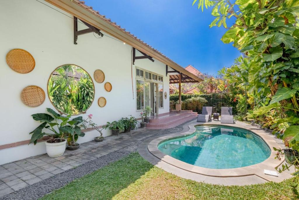 a house with a swimming pool in the yard at Villa 3bdrm Sanur 800 m ocean in Sanur