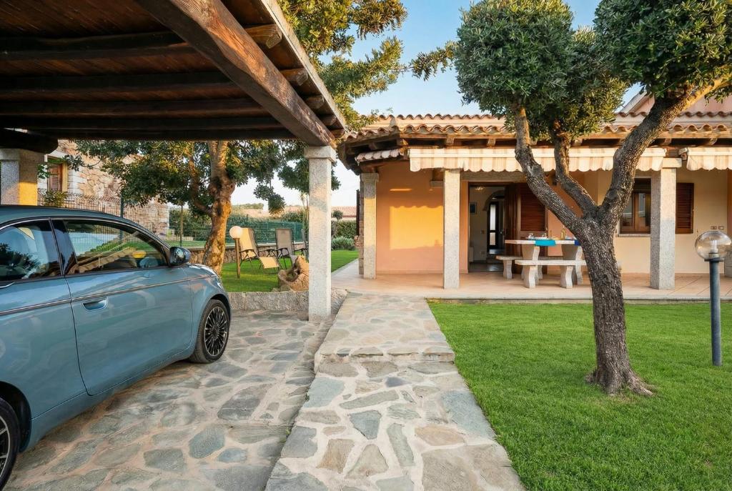 a car parked in front of a house at Case Peschiera 17 in Nuragheddu