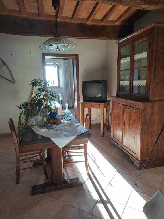 a living room with a table and a tv at Dimora dei nonni in Poggioferro