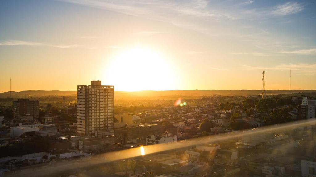 Východ nebo západ slunce při pohledu z hotelu nebo okolí