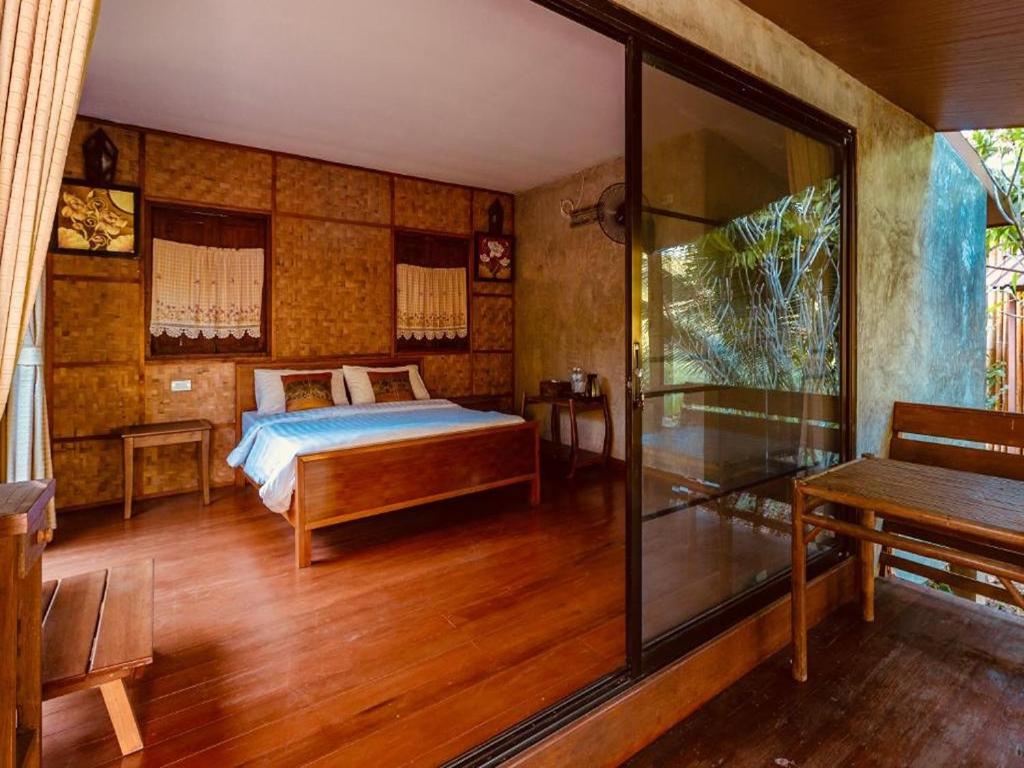 Lion Cafe Resort - Studio With Lake View