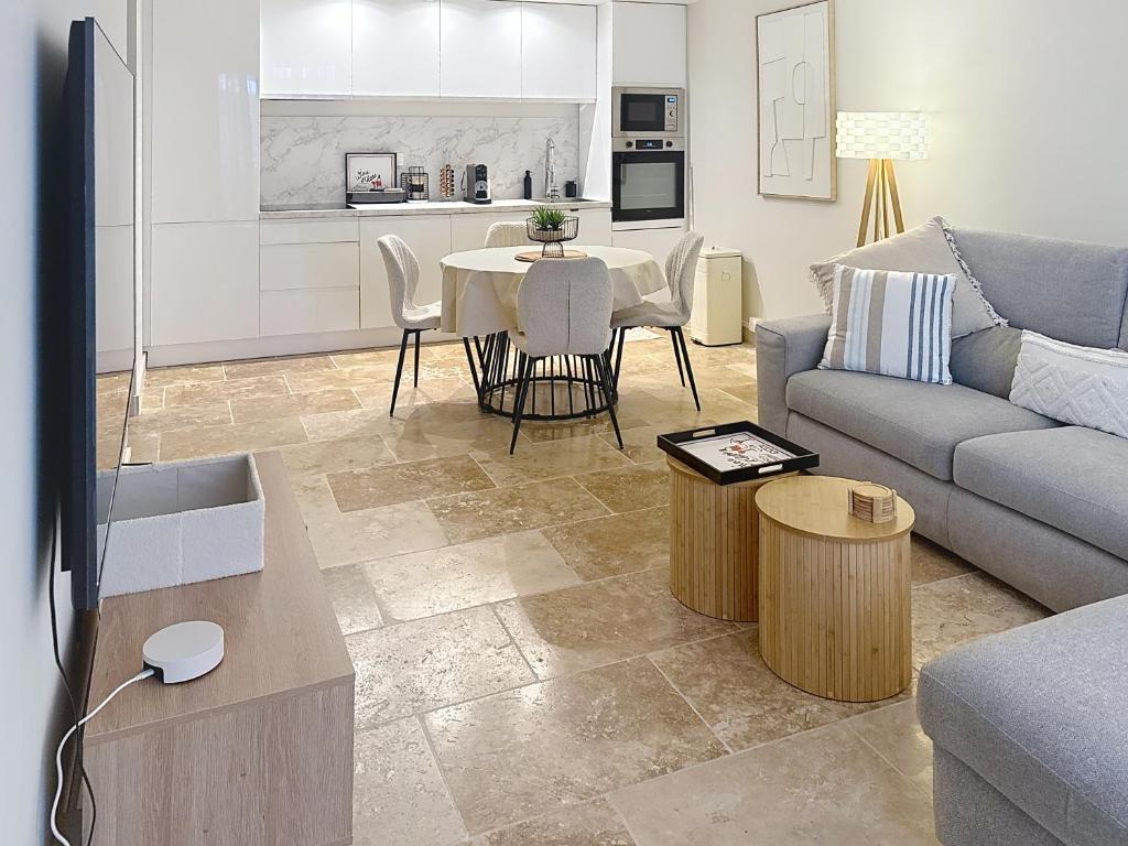 Cannes luxury 2 bedroom app walking distance from beach