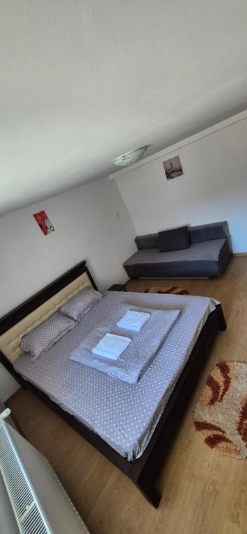 Un pat sau paturi într-o cameră la Master apartman