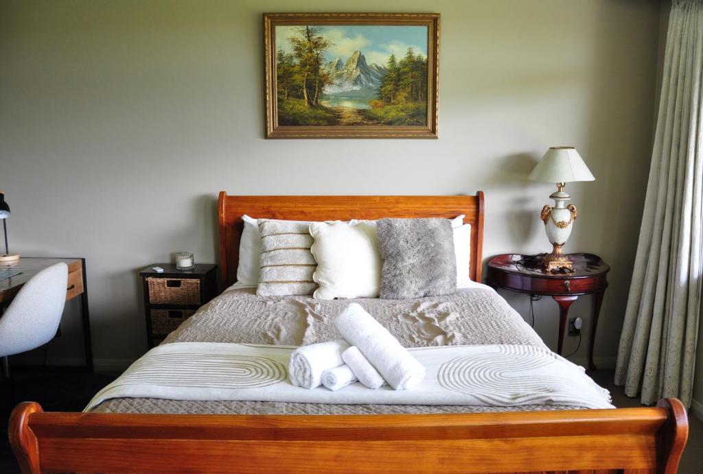 a bedroom with a bed with towels on it at Parnwell Villa Apartment - The Tropical Oasis in Tauranga