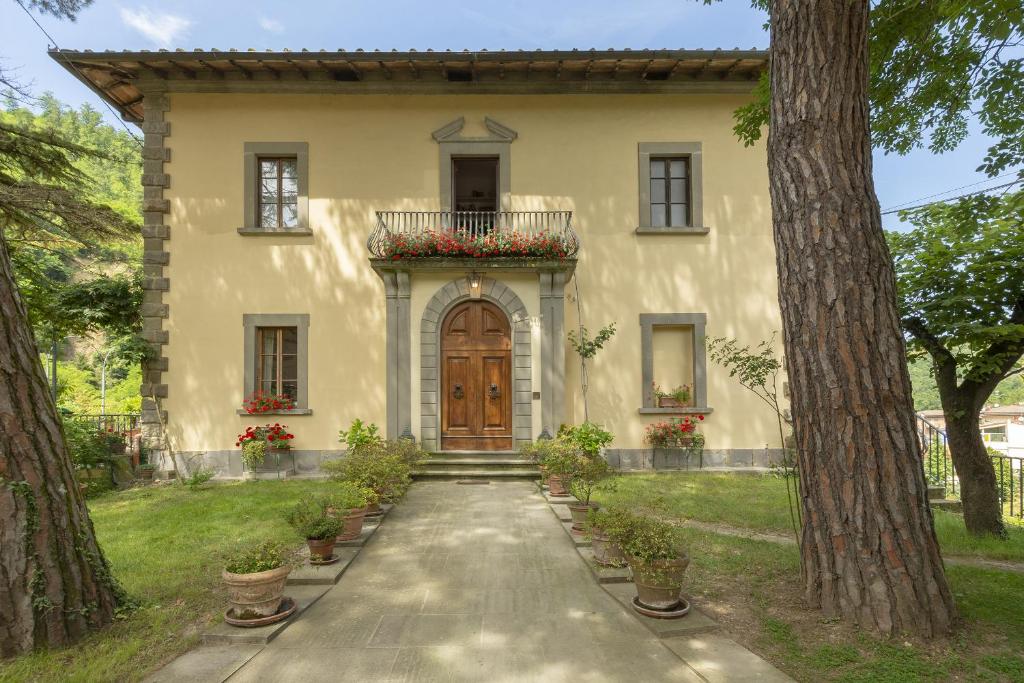 a house with a wooden door and a walkway at Villa Dufour Berte in Londa