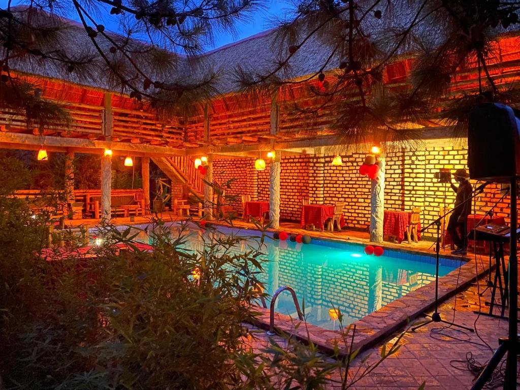 una piscina in un cortile di notte di Elite Backpackers Services a Masaka