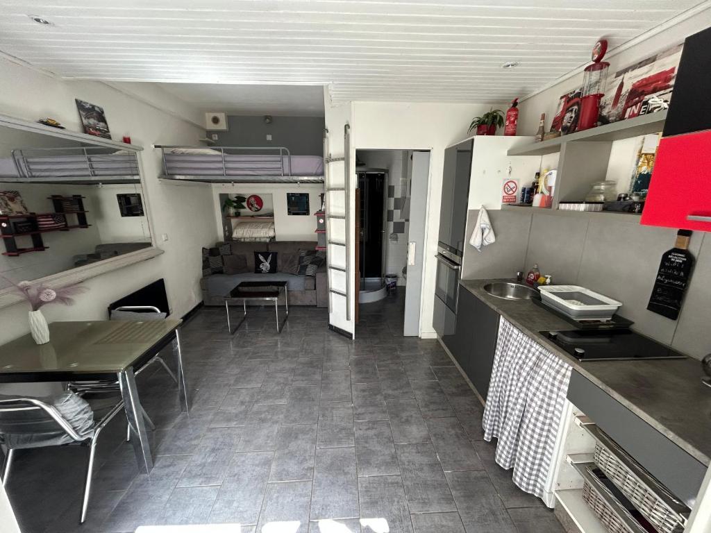 Beautiful studio with courtyard, parking and optional spa