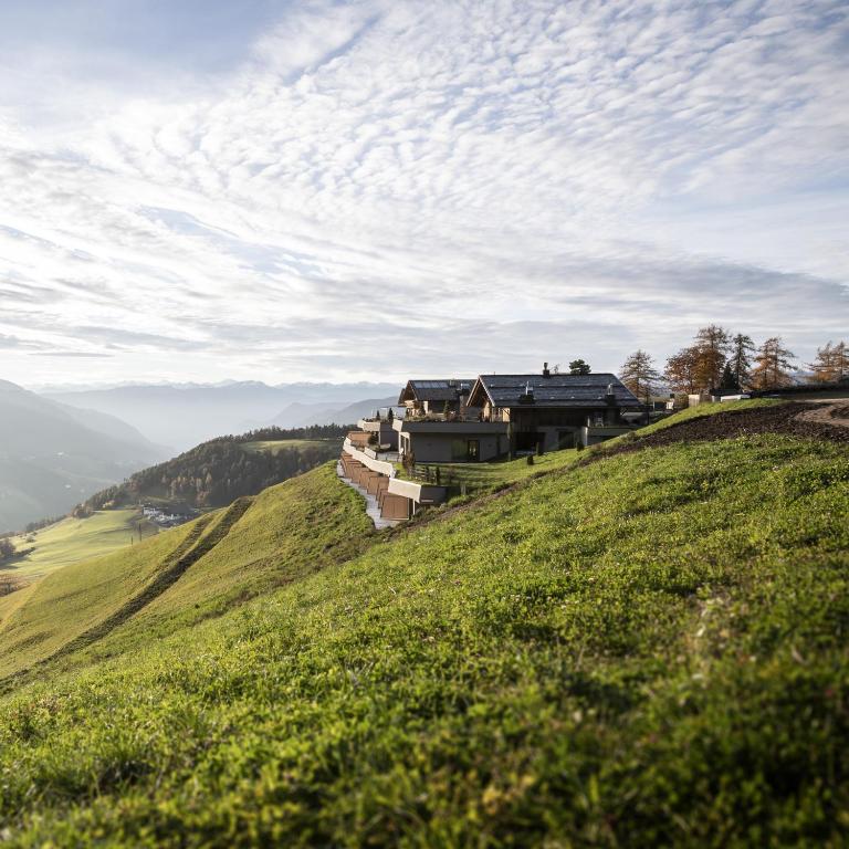 ein Haus an einem grasbewachsenen Hügel in der Unterkunft Gfell in Vols am Schlern