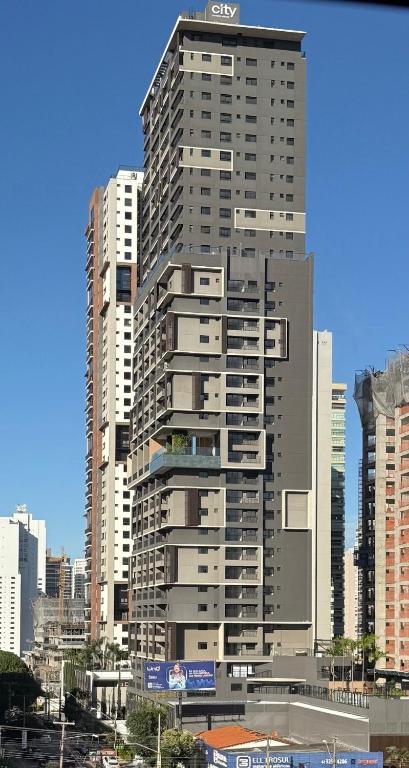 a tall building in a city with tall buildings at Luxo e Conforto 2Q Bueno- Proximo Vaca Brava 2103 in Goiânia