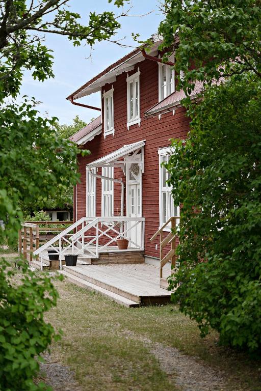 a red brick house with a porch and a door at Charming Bed & Breakfast - Villa Högby in Löttorp