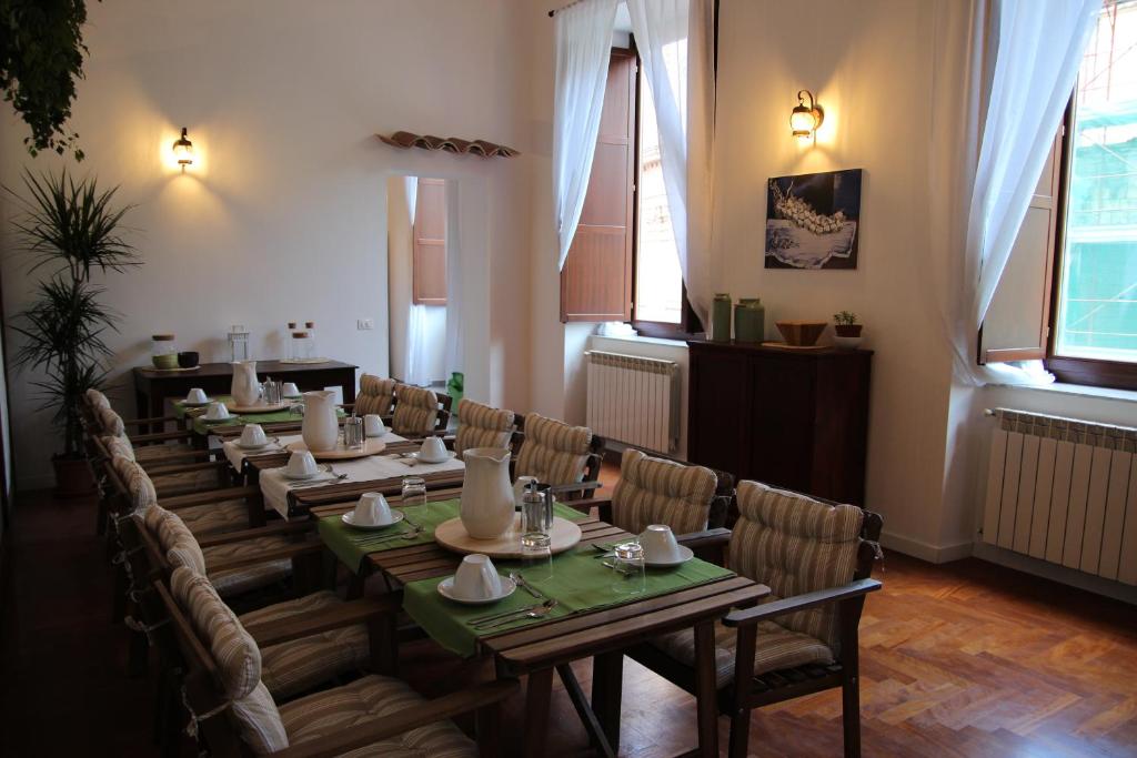 een eetkamer met een lange tafel en stoelen bij B&B Gallidoro in Palermo