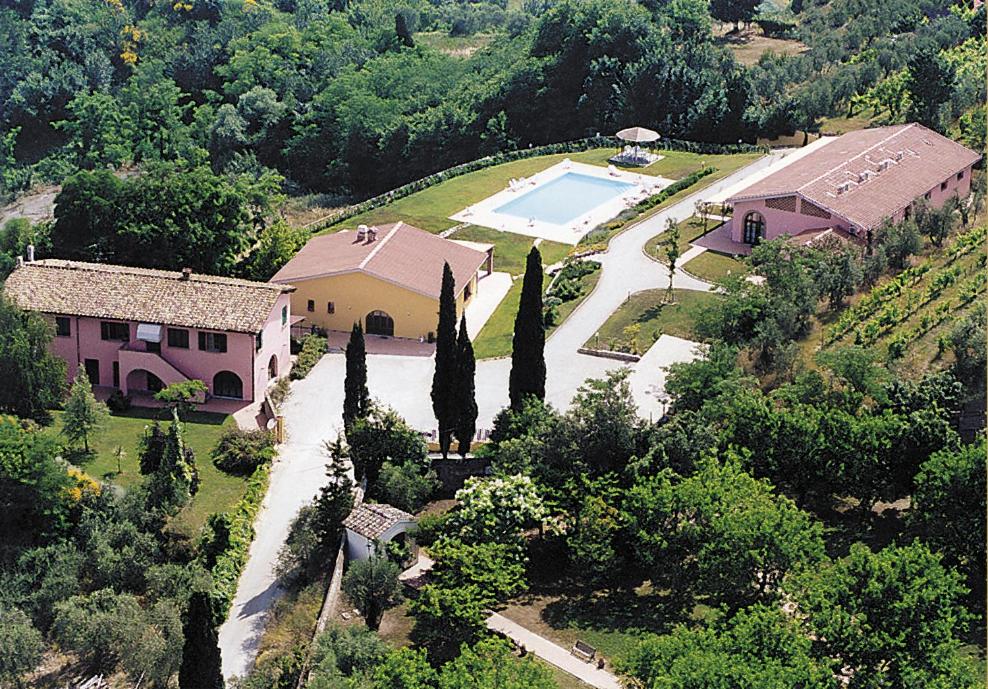 z góry widok na dom z basenem w obiekcie Agriturismo Marrucola w mieście San Miniato