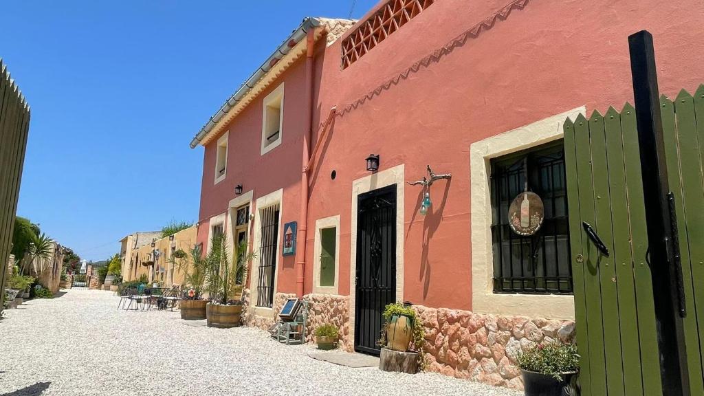 a street in a town with a pink building at Bed Breakfast - Casa Rural in Úbeda