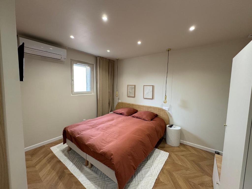 a bedroom with a large bed in a room at Studio cosy proche d Aix en Provence climatisé in Éguilles