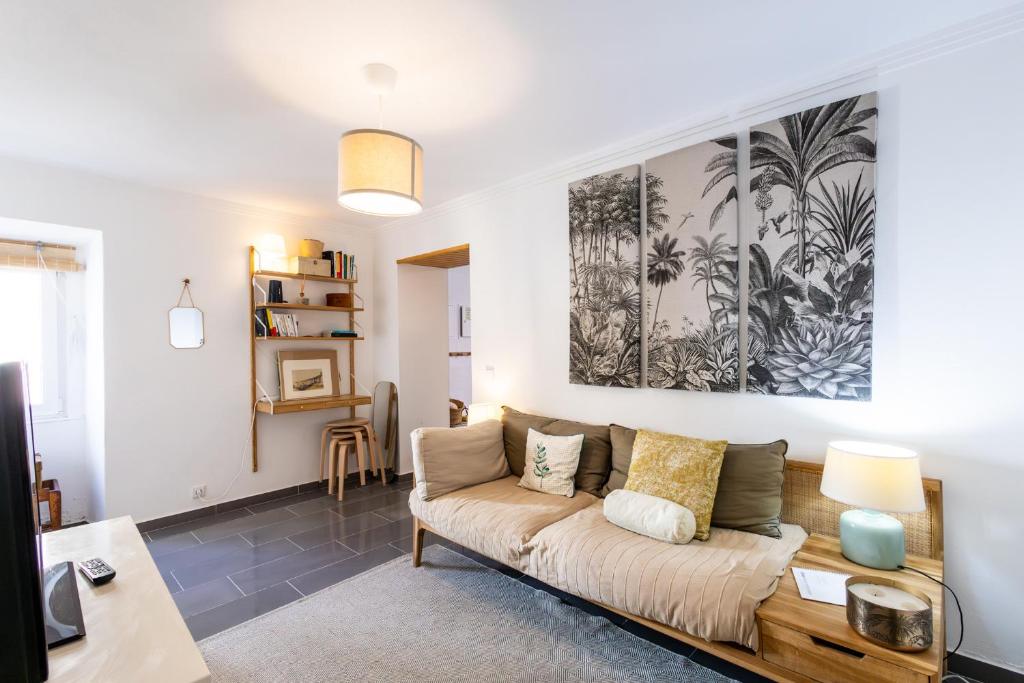 a living room with a couch and a table at Refugio do Outeiro - by Smarthomes in São Martinho do Porto
