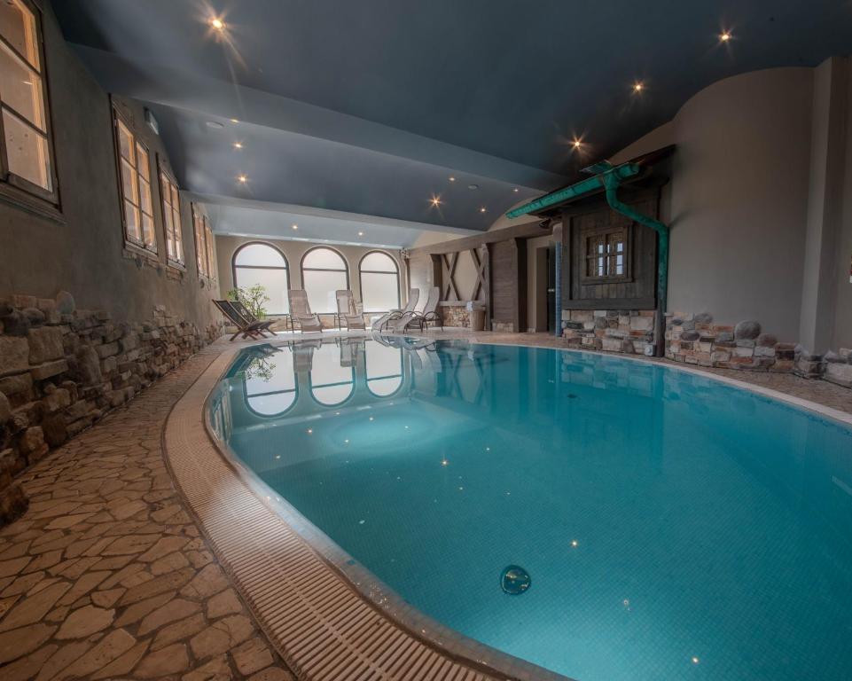 ein großes Schwimmbecken mitten in einem Gebäude in der Unterkunft Hotel Pangrazzi - 3 stelle superior in Fucine