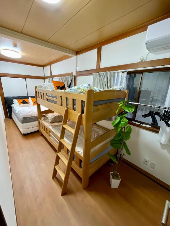 AiES Kita-Senju, 1st floor, 8-minute walk from Kita-Senju Station, direct access to Tokyo Skytree, Asakusa, Akihabara, Ueno, Ginza, Roppongi, Shibuya, 3 beds, maximum occupancy 4 people, 40 square meters with Kitchen appliances